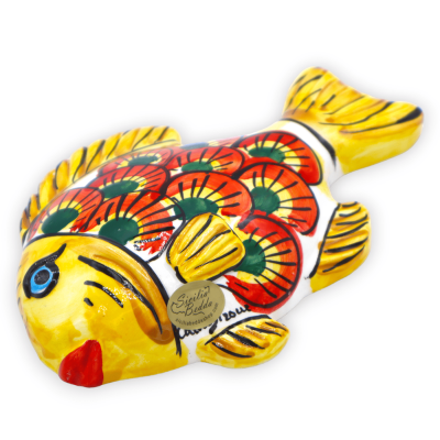 Peixe de parede em cerâmica Caltagirone, decorado com motivo de cauda de pavão sobre fundo amarelo, C 19 x a 12 cm aprox