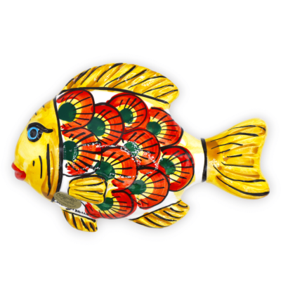 Peixe de parede em cerâmica Caltagirone, decorado com motivo de cauda de pavão sobre fundo amarelo, C 19 x a 12 cm aprox