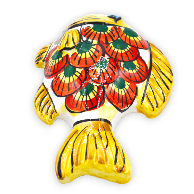 Peixe de parede em cerâmica Caltagirone, decorado com motivo de cauda de pavão sobre fundo amarelo, C 19 x a 12 cm aprox