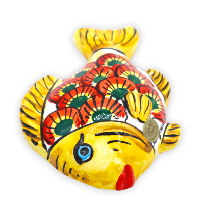 Peixe de parede em cerâmica Caltagirone, decorado com motivo de cauda de pavão sobre fundo amarelo, C 19 x a 12 cm aprox