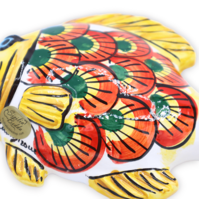 Peixe de parede em cerâmica Caltagirone, decorado com motivo de cauda de pavão sobre fundo amarelo, C 19 x a 12 cm aprox