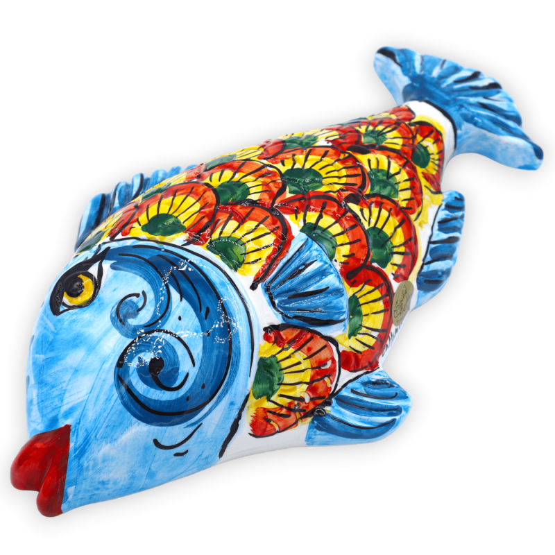 Peixe de parede em cerâmica Caltagirone C 34 x h 18 cm aprox. decorado com motivo de cauda de pavão sobre fundo azul - 