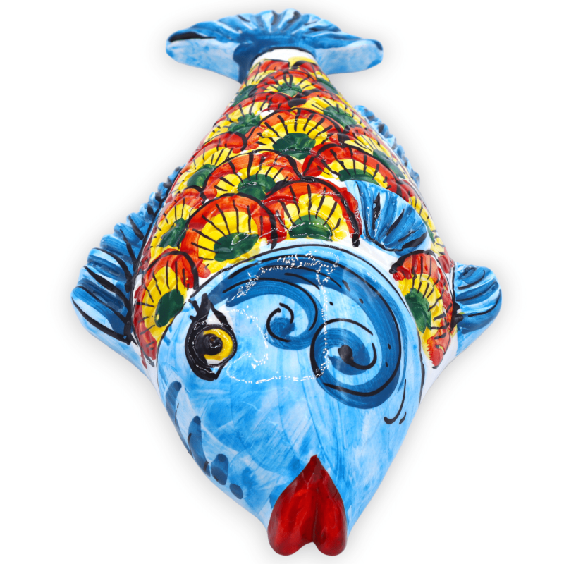 Peixe de parede em cerâmica Caltagirone C 34 x h 18 cm aprox. decorado com motivo de cauda de pavão sobre fundo azul - 