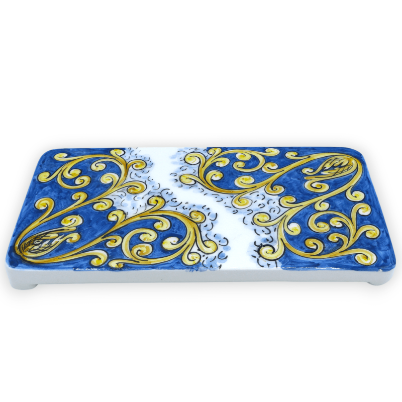 Tagliere in ceramica di Caltagirone, con decoro motivo barocco su fondo blu, L 30 x P 15 cm ca. Mod NT - 