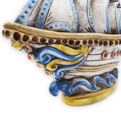 Caltagirone keramisch zeilschip, met reliëfversieringen - h 36 x L 33 cm ca. RP-mod - 