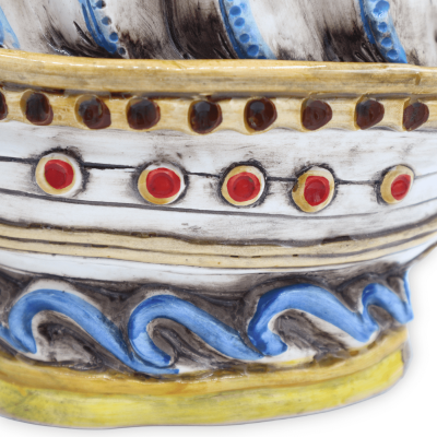 Caltagirone-Keramik-Segelschiff mit Reliefverzierungen – ca. H 36 x B 33 cm. RP-Mod - 