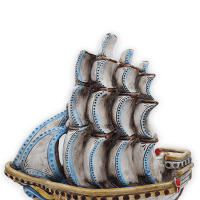 Caltagirone keramisch zeilschip, met reliëfversieringen - h 36 x L 33 cm ca. RP-mod - 
