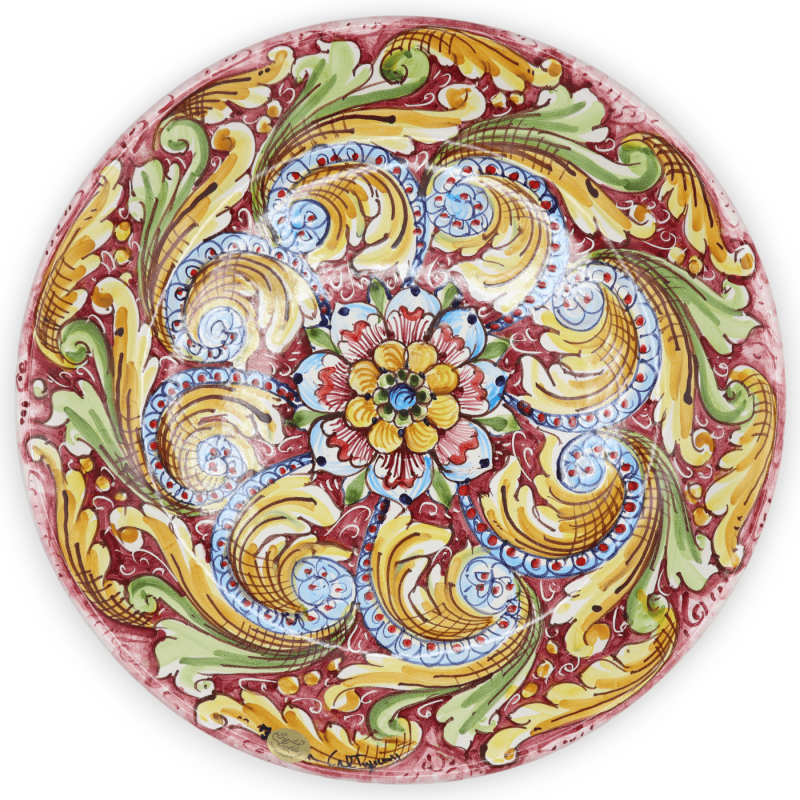 Assiette ornementale en céramique Caltagirone, décor baroque et fleur sur fond bordeaux, Ø environ 37 cm. Mod BR - 
