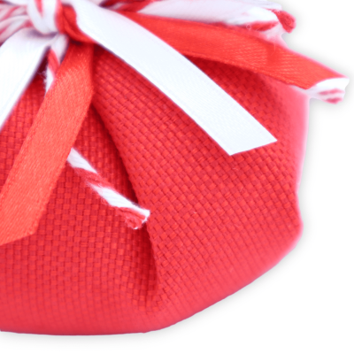 Sac en coton rouge double pli, avec doubles rubans de satin, 5 dragées à l'intérieur - Dimensions : L 14 x H 13 cm - 