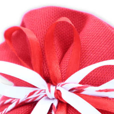 Sac en coton rouge double pli, avec doubles rubans de satin, 5 dragées à l'intérieur - Dimensions : L 14 x H 13 cm - 