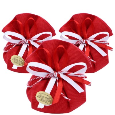 Sac en coton rouge double pli, avec doubles rubans de satin, 5 dragées à l'intérieur - Dimensions : L 14 x H 13 cm - 