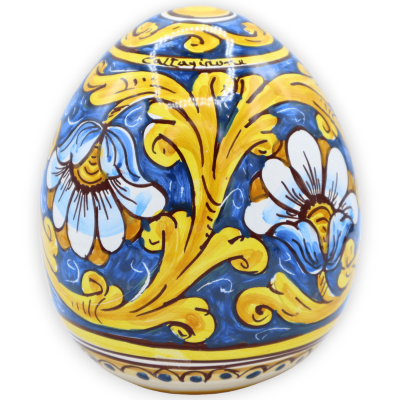 Caltagirone keramiskt ägg, h 15 cm och Ø ca 13 cm. Barock dekoration på blå bakgrund och blommor - 