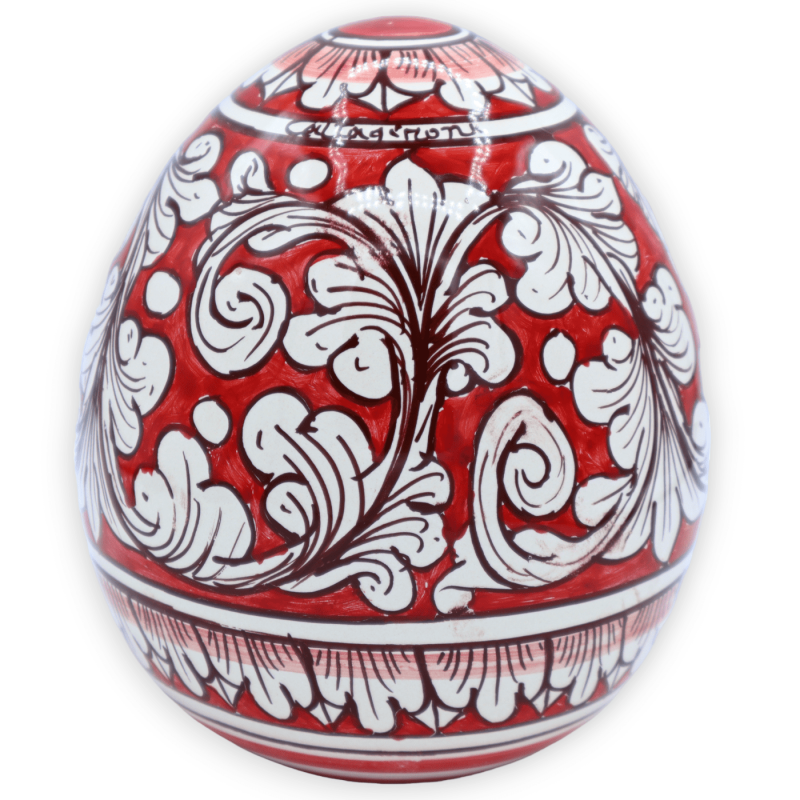 Caltagirone keramikägg, vit barockdekor på röd botten, h 15 cm och Ø 13 cm ca. Mod TD - 