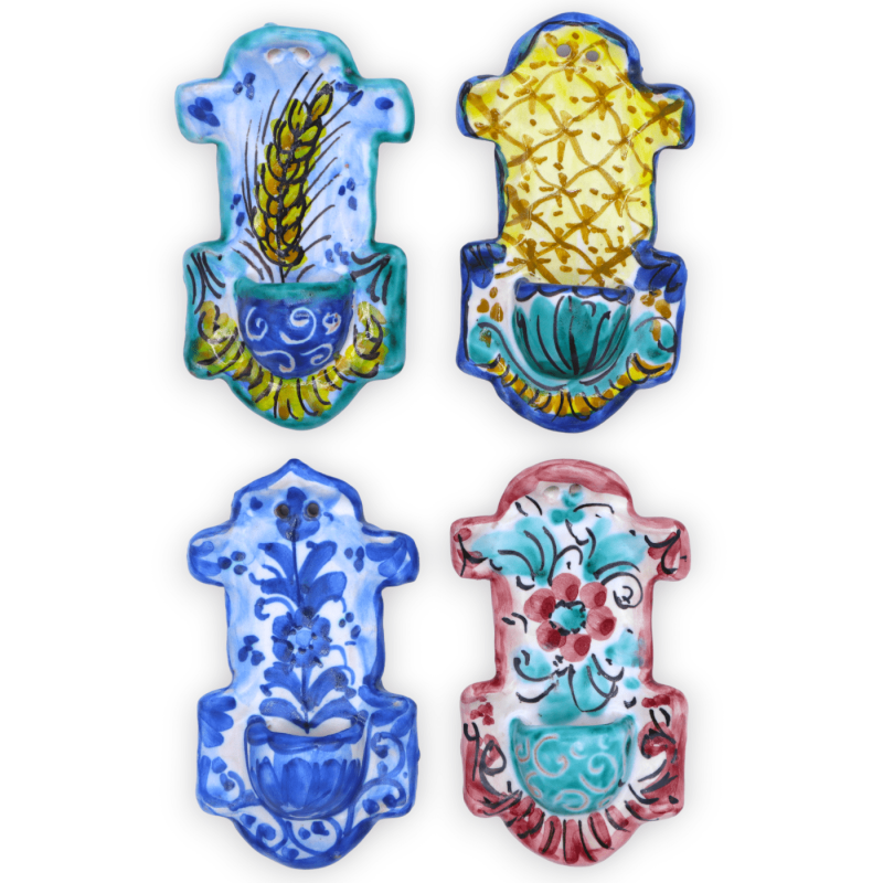 Kropielnica do wody święconej z ceramiki sycylijskiej, w kształcie krzyża, losowa dekoracja i kolor, wys. 10 cm x dł. 5 