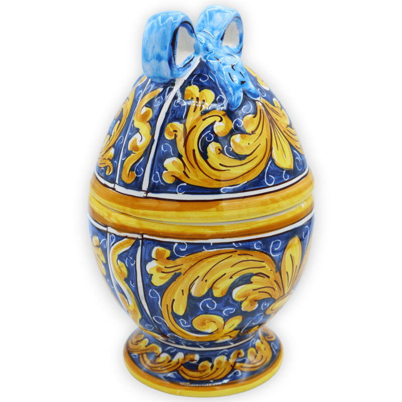 Knorretje omvatten rukken Sieraden ei met lint in Caltagirone keramiek, blauwe achtergrond barokke  decoratie, h 22 cm ca. KAN mod