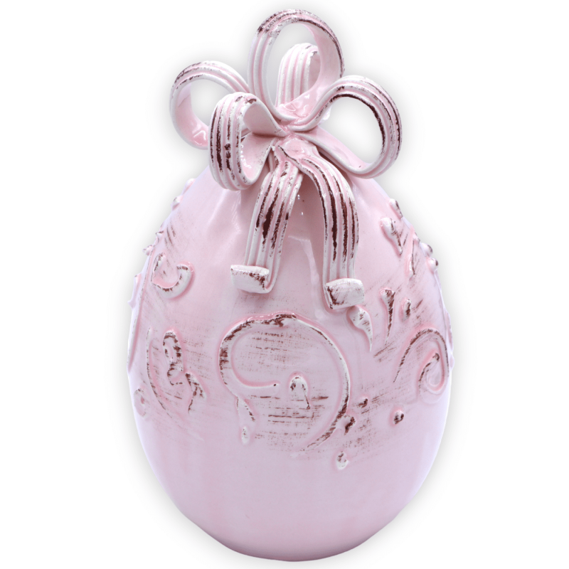 Różowe jajko ze wstążką z delikatnej ceramiki, z płaskorzeźbą w stylu barokowym, wys. 21 cm ok. Model GIG - 