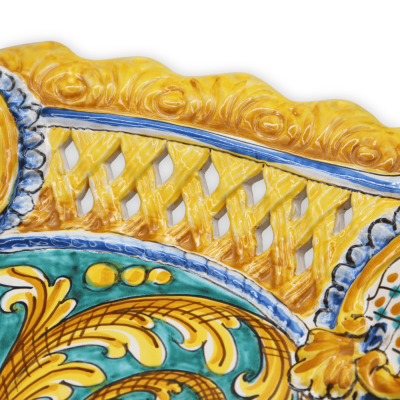Centro de mesa em cerâmica Caltagirone, decoração barroca recortada e perfurada, l 55 x d 47 cm aprox. Mod BR - 