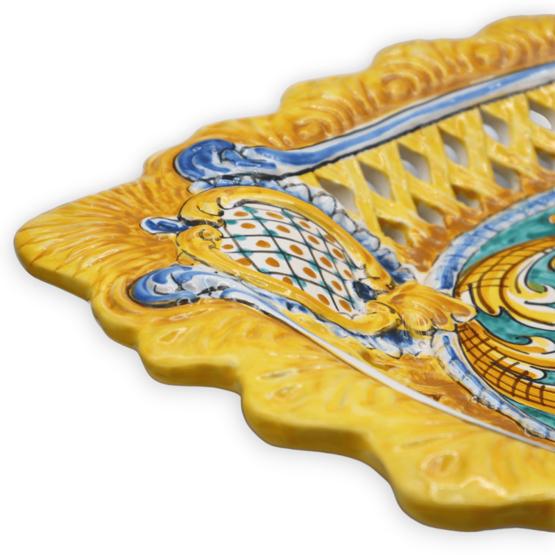 Centro de mesa em cerâmica Caltagirone, decoração barroca recortada e perfurada, l 55 x d 47 cm aprox. Mod BR - 