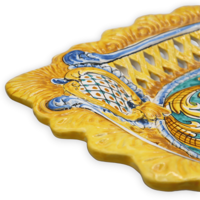 Centre de table en céramique de Caltagirone, festonné et ajouré, décor baroque, l 55 x p 47 cm environ. Mod BR - 