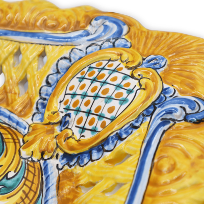 Centro de mesa em cerâmica Caltagirone, decoração barroca recortada e perfurada, l 55 x d 47 cm aprox. Mod BR - 