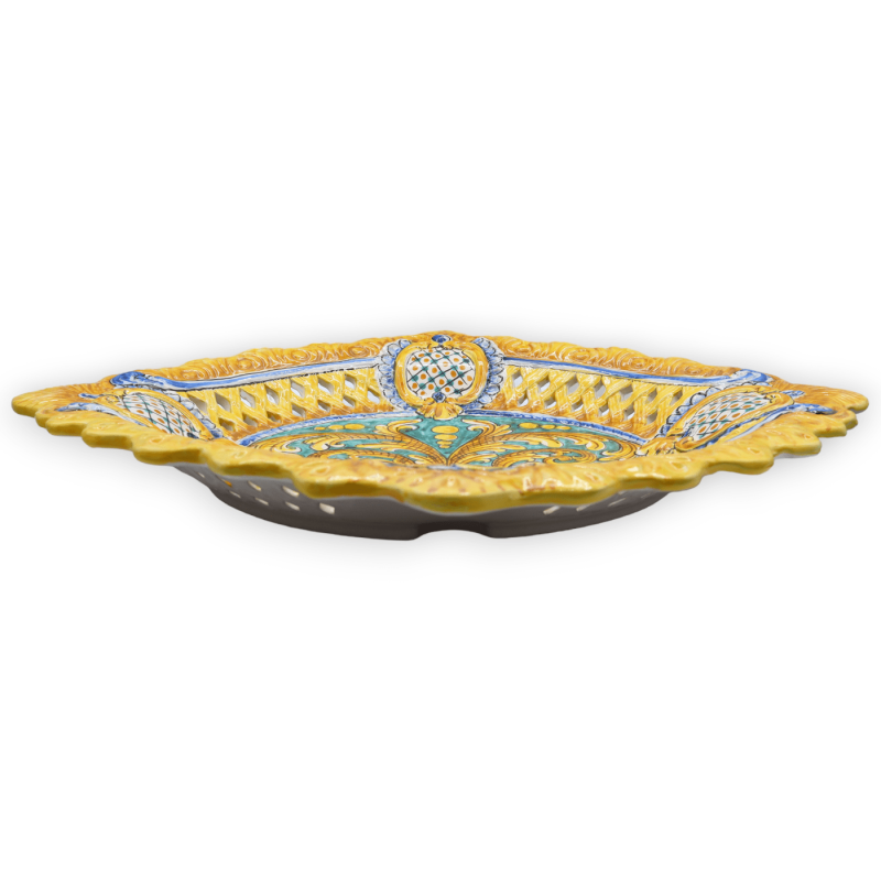 Mittpunkt i Caltagirone keramik, bågad och perforerad, barockdekor, l 55 x d 47 cm ca. Mod BR - 