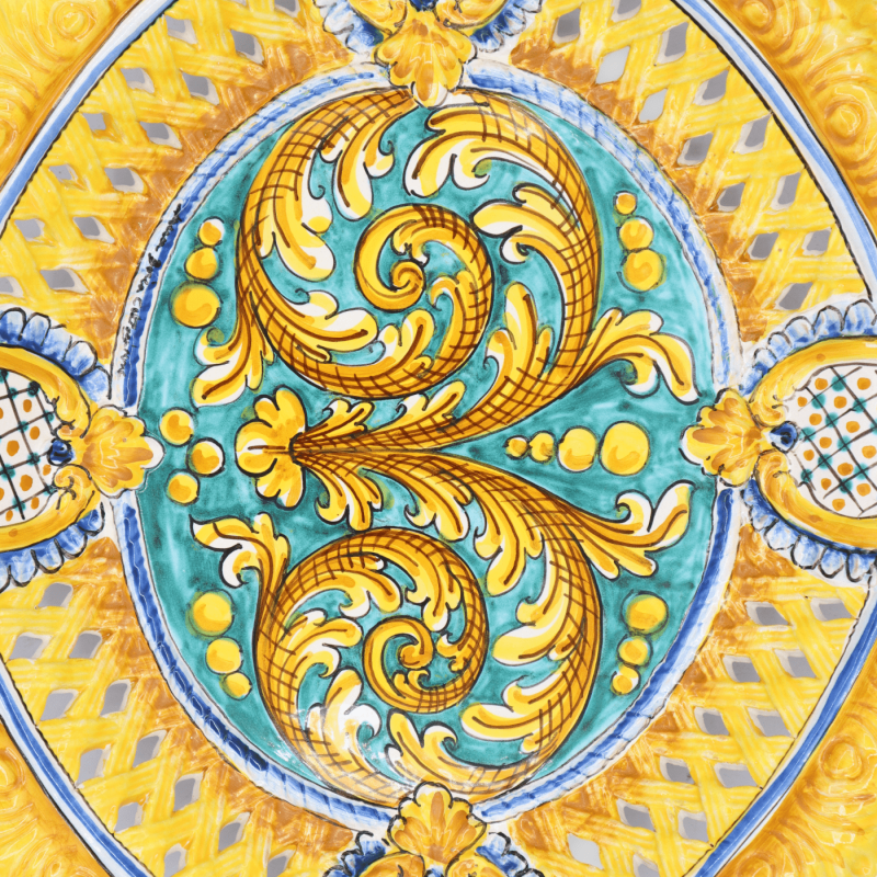 Mittpunkt i Caltagirone keramik, bågad och perforerad, barockdekor, l 55 x d 47 cm ca. Mod BR - 