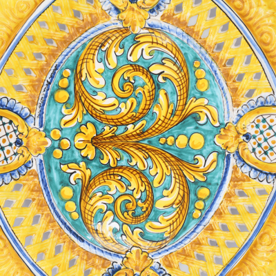 Mittpunkt i Caltagirone keramik, bågad och perforerad, barockdekor, l 55 x d 47 cm ca. Mod BR - 