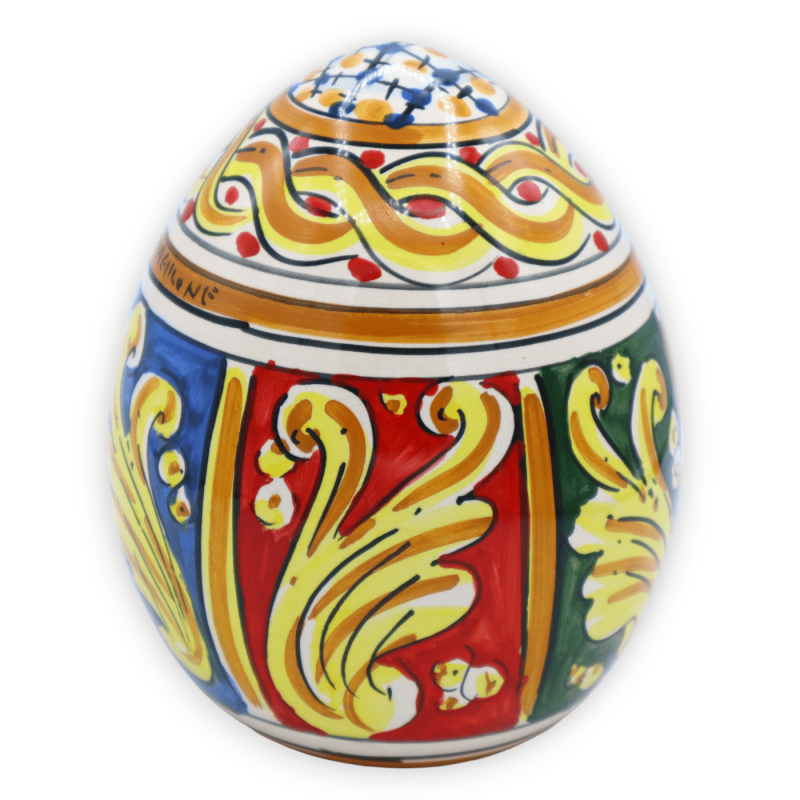 Caltagirone keramisch ei, barokke decoratie op een veelkleurige achtergrond, h 15 en Ø 13 cm ca. FL-mod - 