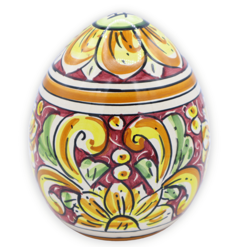 Uovo in ceramica Caltagirone, h 15 cm ca. decoro barocco su fondo bordeaux - 