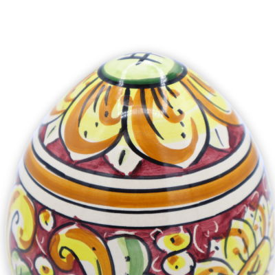 Ei aus Caltagirone-Keramik, H ca. 15 cm. Barocke Dekoration auf burgunderfarbenem Hintergrund - 