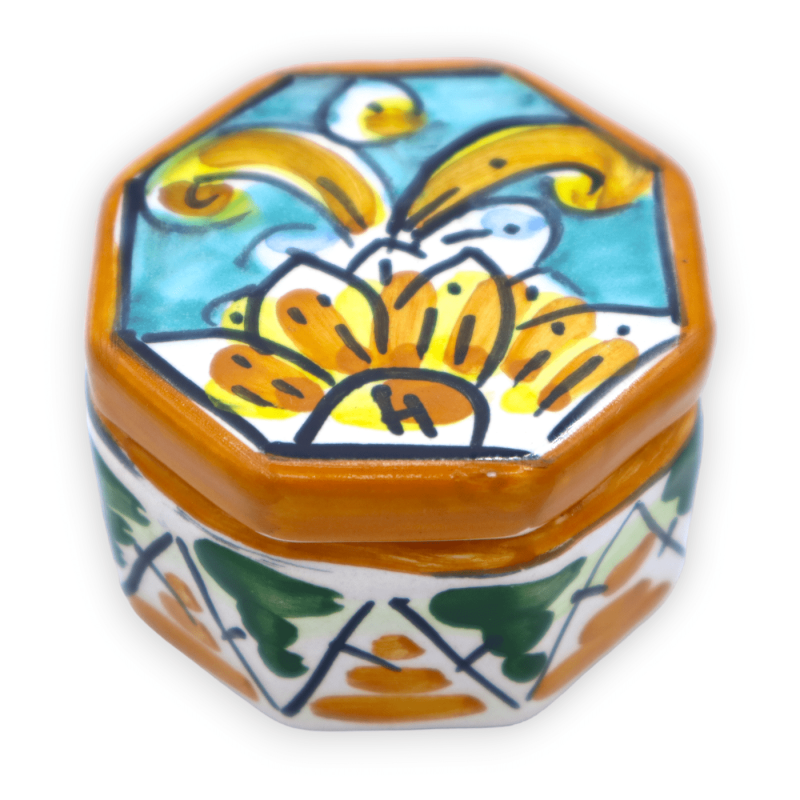 Porta-jóias em cerâmica Caltagirone, formato octogonal e decoração barroca, aprox. 4 cm x C 5 cm. mod FL - 