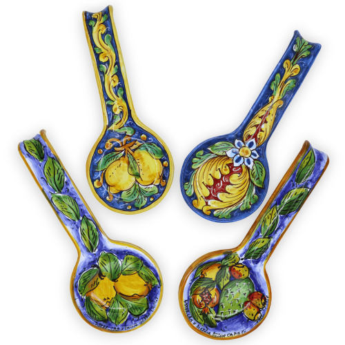 Poggia mestolo in pregiata ceramica, vari decori (1Unità) l 27 x 12 cm ca. - 
