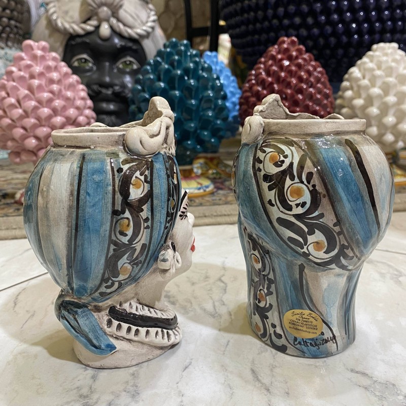 Coppia Teste in ceramica Caltagirone, con fregio e turbante su fondo blu, h 13 cm ca. - 