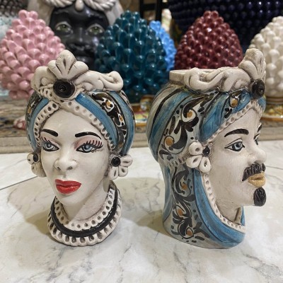 Coppia Teste in ceramica Caltagirone, con fregio e turbante su fondo blu, h 13 cm ca. - 