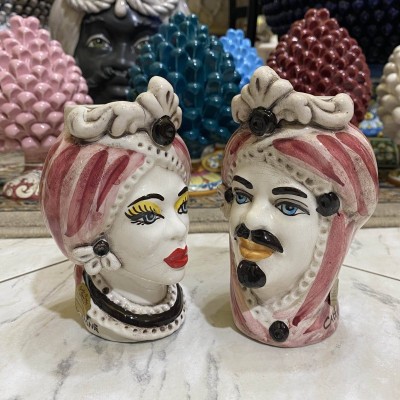 Pareja de cabezas en cerámica Caltagirone, con friso y turbante sobre fondo burdeos, h 13 cm aprox. MOD de RP - 