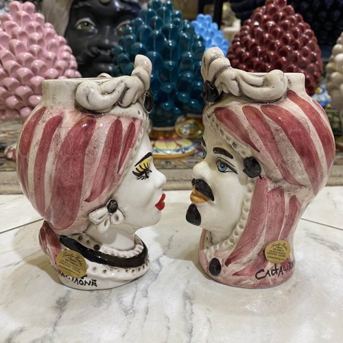 Pareja de cabezas en cerámica Caltagirone, con friso y turbante sobre fondo burdeos, h 13 cm aprox. MOD de RP -  2