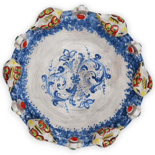 Tafelaufsatz aus Caltagirone-Keramik mit gedrechseltem Fisch und blauem Dekor aus dem 17. Jahrhundert, Ø ca. 30 cm. RP-M 2