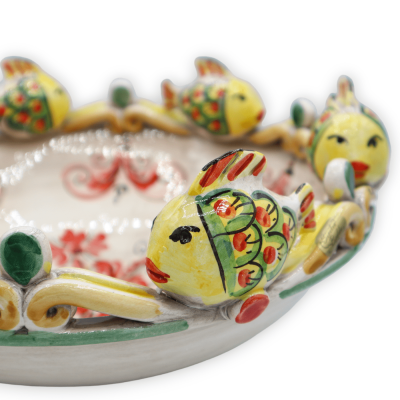 Centre de table en céramique de Caltagirone à décor de poissons tournés et rouge XVIIème siècle, Ø environ 30 cm. Mod RP
