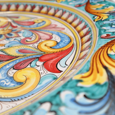 Prato ornamental em cerâmica Caltagirone, decoração paladino em estilo barroco sobre fundo verdete, Ø 55 cm aprox. - 