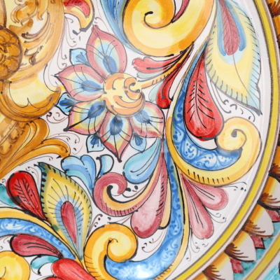 Zierkrempenteller aus Caltagirone-Keramik Ø ca. 55 cm. Paladin-Dekoration im Barockstil auf Grünspan-Hintergrund - 
