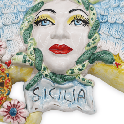Trinacria z ceramiki Caltagirone, z aplikacjami kół od wozu i kwiatami, wys. 38 cm ok. moda RP - 