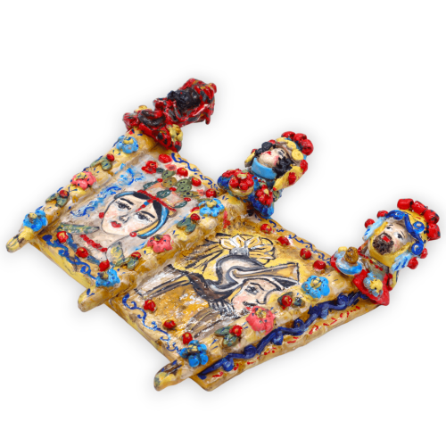 Lateral de Carrinho Siciliano em preciosa cerâmica, com aplicações e decorações de mulher e paladino, a 19 e 24 cm aprox 2