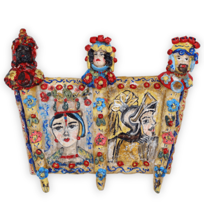 Sponda di Carretto Siciliano in pregiata ceramica, con applicazioni e decorazioni di donna e paladino, h 19 e l 24 cm ca