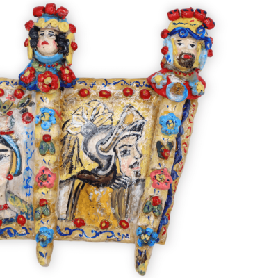 Costado de un Carro siciliano en cerámica preciosa, con aplicaciones y decoraciones de una mujer y un paladín, h 19 y l 