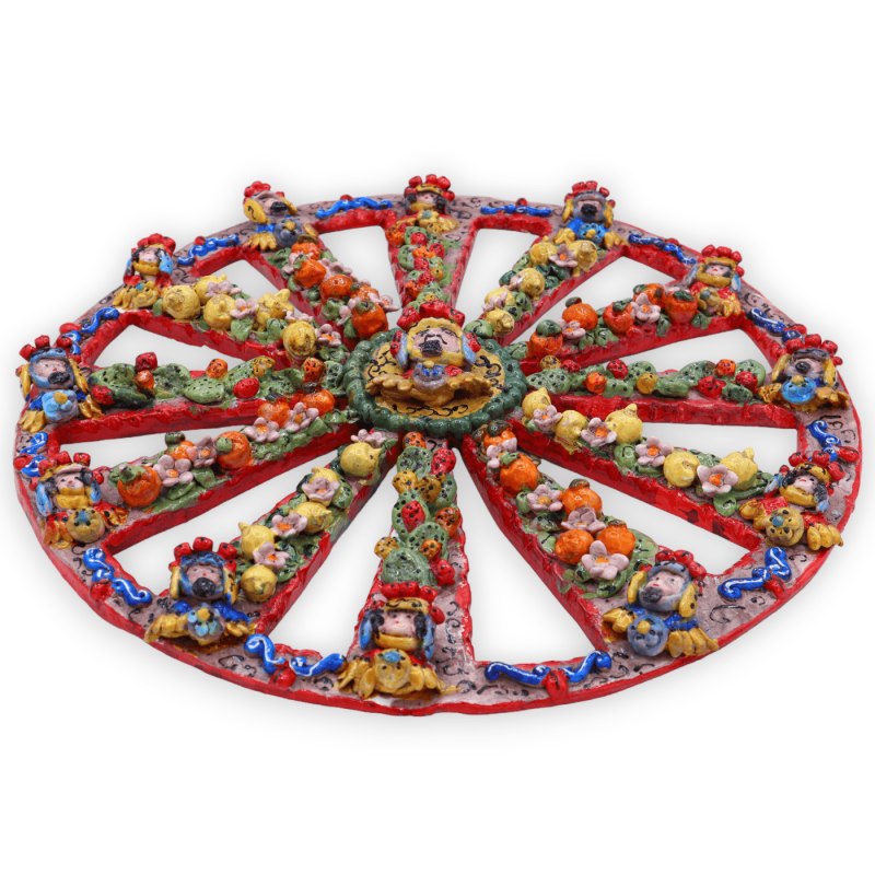 Rueda de carreta siciliana en cerámica fina, con aplicaciones de frutas y flores sobre fondo rojo, Ø 37 cm aprox. - 