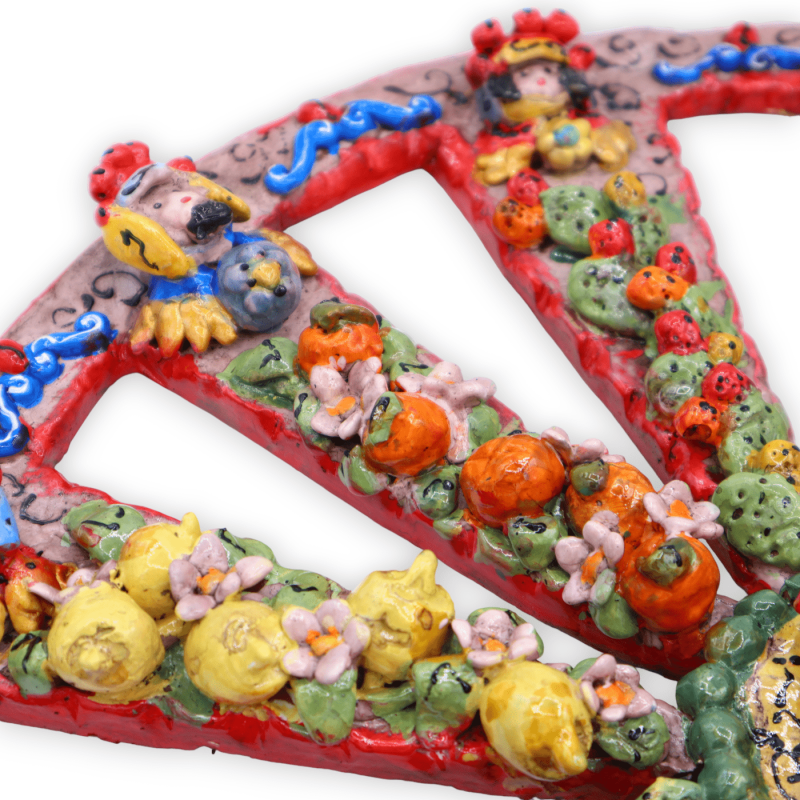 Rueda de carreta siciliana en cerámica fina, con aplicaciones de frutas y flores sobre fondo rojo, Ø 37 cm aprox. - 