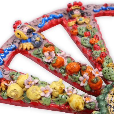 Siciliaans wagenwiel van fijn keramiek, met applicaties van fruit en bloemen op een rode achtergrond, Ø 37 cm ca. - 