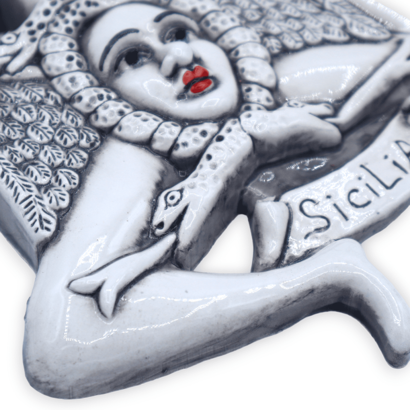 Trinacria en cerámica preciosa, blanco antiguo con decoraciones en relieve, h 20 y L 16 cm aprox. - 