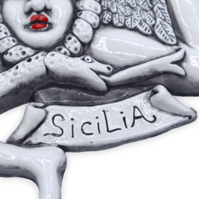 Trinacria en cerámica preciosa, blanco antiguo con decoraciones en relieve, h 20 y L 16 cm aprox. - 