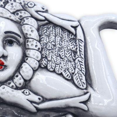 Trinacria en cerámica preciosa, blanco antiguo con decoraciones en relieve, h 20 y L 16 cm aprox. - 